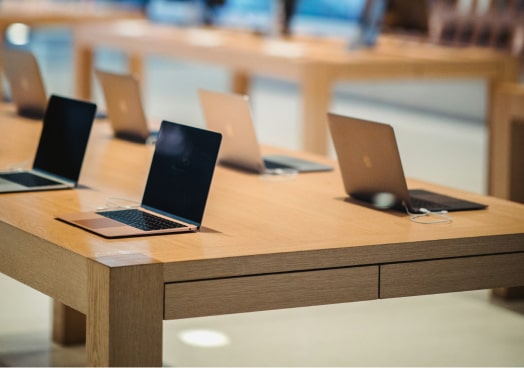 Imagem de vários notebooks sobre uma mesa.